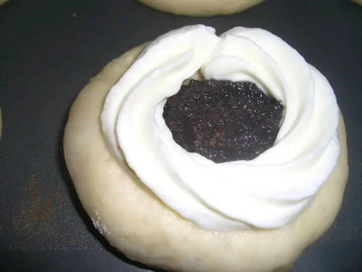 Ватрушки с  маковой начинкой: шаг 4
