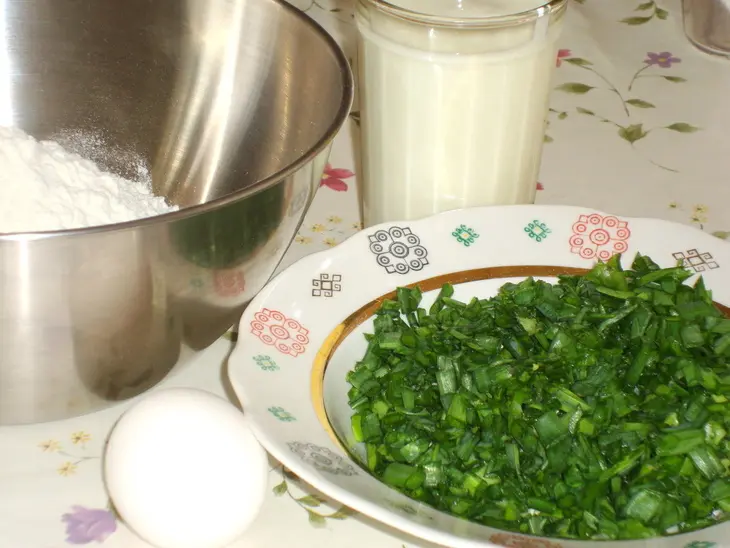 Оладьи на кефире с зеленым луком: шаг 1