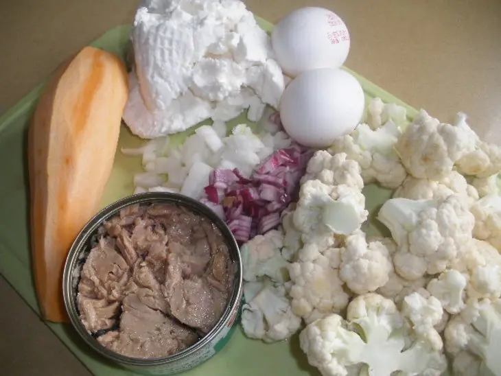 Оладушки с тунцом и овощами на завтрак: шаг 1