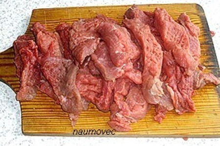Тушеное мясо в ароматной панировке: шаг 1