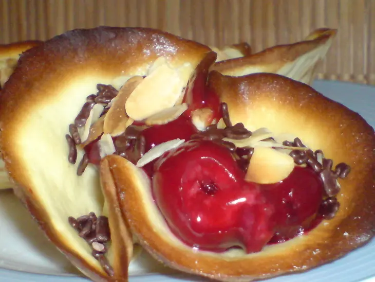Корзинки с вишнями,миндалём и шоколадом: шаг 8