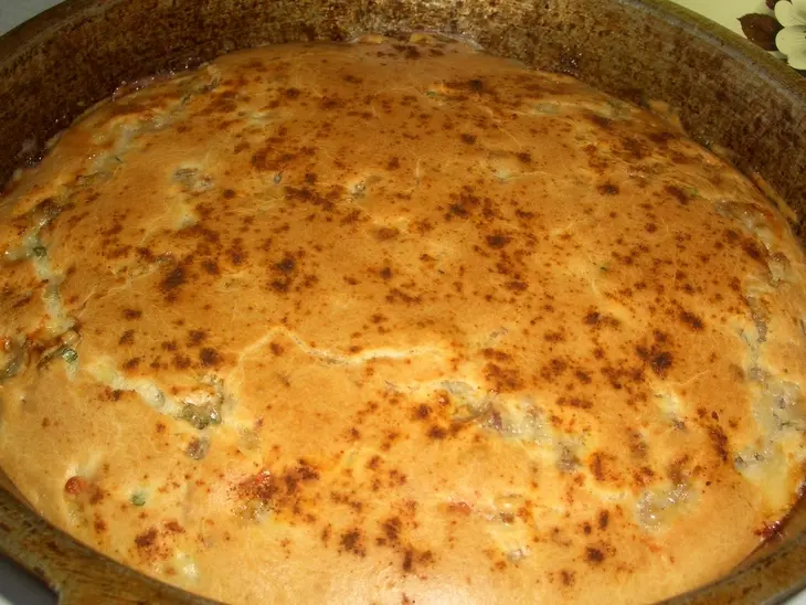 Пирог заливной с мясом и картофелем: шаг 7