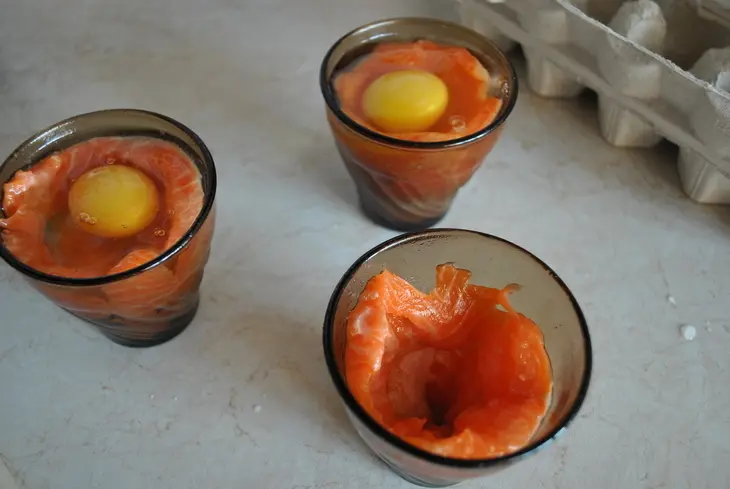 Башенки из форели с яйцом, кремом и икрой: шаг 1