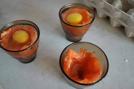 Башенки из форели с яйцом, кремом и икрой: шаг 1