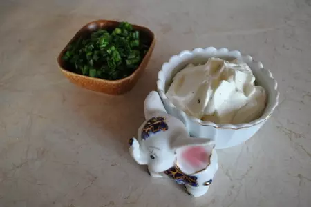 Башенки из форели с яйцом, кремом и икрой: шаг 4