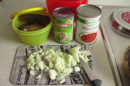 Салат с сухариками и фасолью: шаг 1