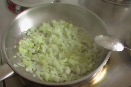 Салат с сухариками и фасолью: шаг 2