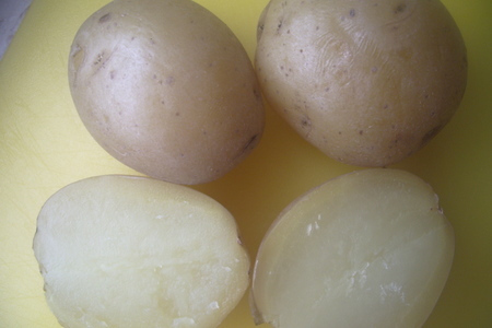 Молодой картофель в лёгкой панировке.: шаг 1