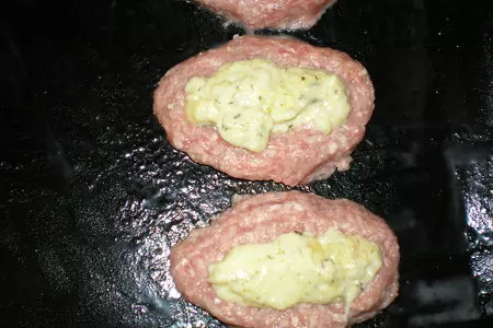 Котлеты, запеченные под молочным соусом: шаг 3