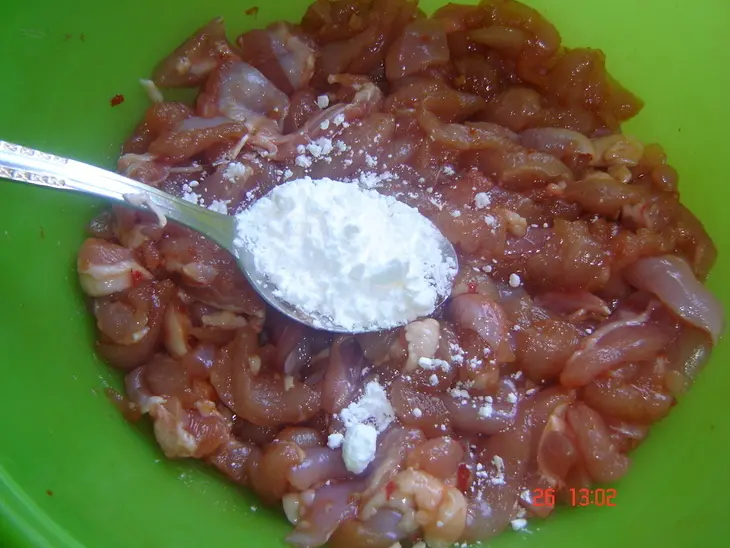 Куринное мяско с пекинской капустой и рисовой лапшой в воке: шаг 4