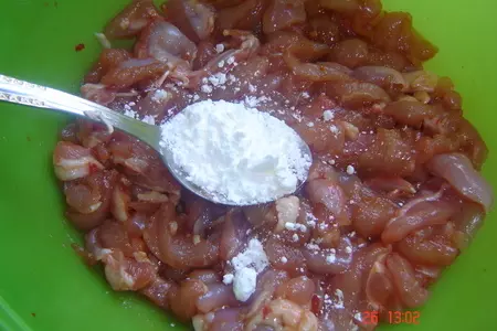 Куринное мяско с пекинской капустой и рисовой лапшой в воке: шаг 4