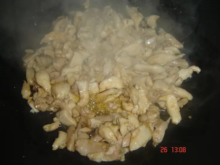 Куринное мяско с пекинской капустой и рисовой лапшой в воке: шаг 5