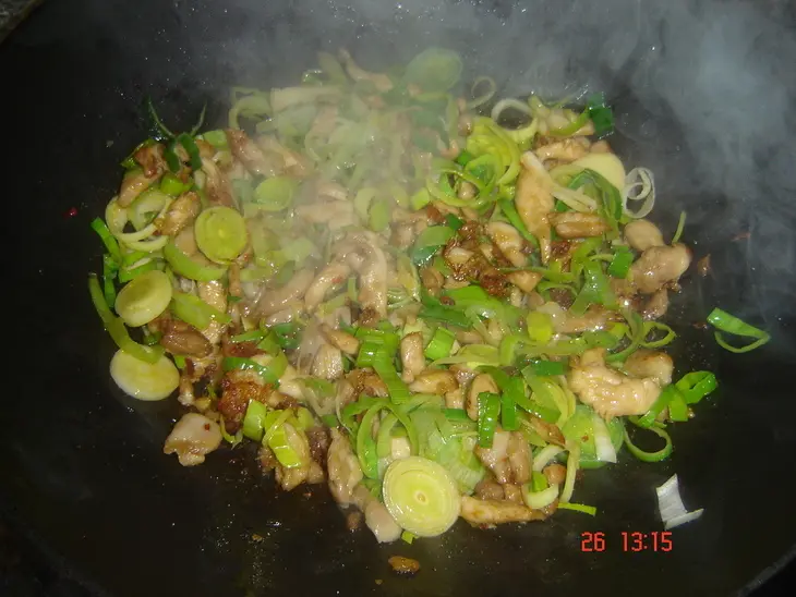 Куринное мяско с пекинской капустой и рисовой лапшой в воке: шаг 6