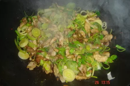 Куринное мяско с пекинской капустой и рисовой лапшой в воке: шаг 6