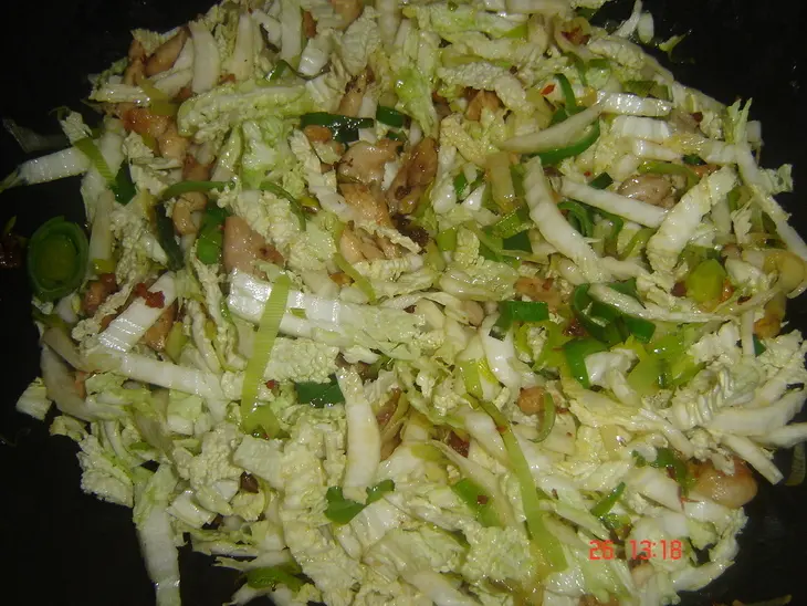 Куринное мяско с пекинской капустой и рисовой лапшой в воке: шаг 7