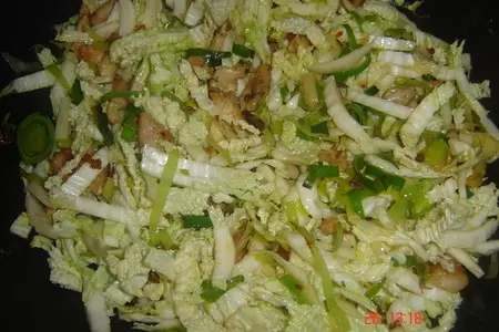 Куринное мяско с пекинской капустой и рисовой лапшой в воке: шаг 7