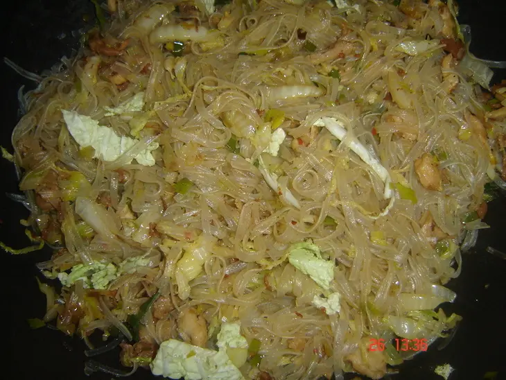 Куринное мяско с пекинской капустой и рисовой лапшой в воке: шаг 8