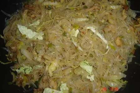 Куринное мяско с пекинской капустой и рисовой лапшой в воке: шаг 8