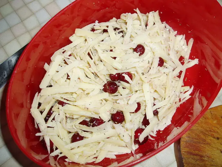 Куриные кармашки с сыром и брусникой: шаг 1