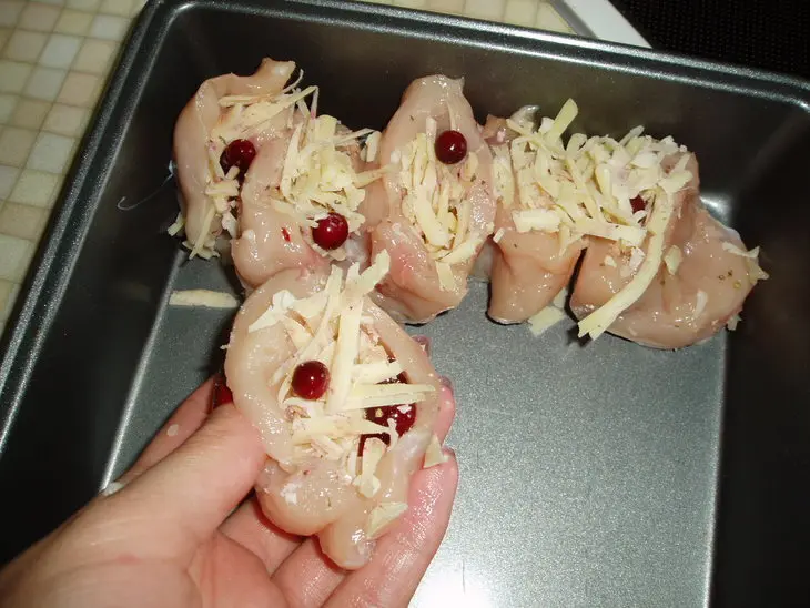 Куриные кармашки с сыром и брусникой: шаг 2