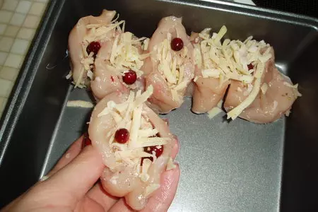 Куриные кармашки с сыром и брусникой: шаг 2
