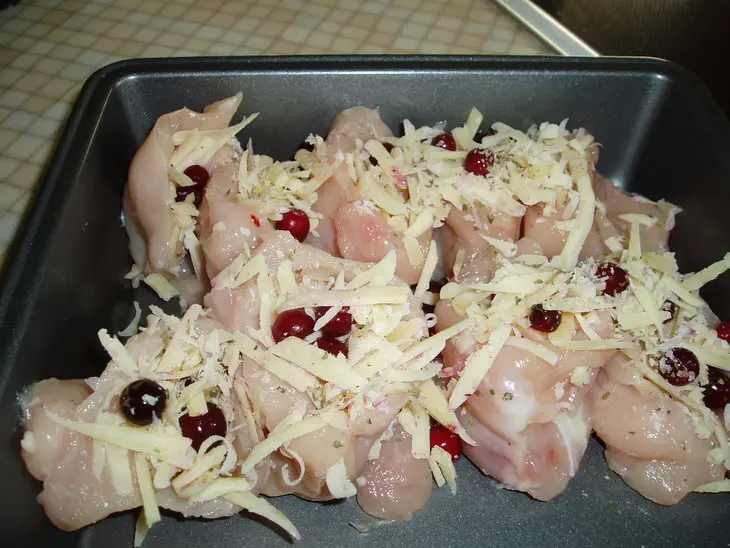 Куриные кармашки с сыром и брусникой: шаг 3