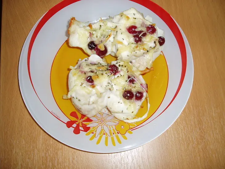 Куриные кармашки с сыром и брусникой: шаг 5