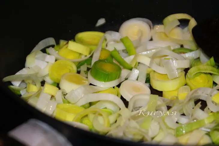 Открытый пирог с пореем,грибами и брынзой: шаг 2