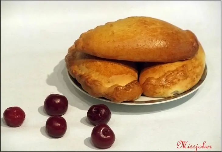 Сочники с вишней и творогом: шаг 11