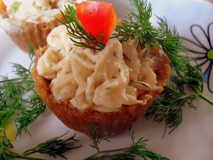 Закусочные тарталетки с сёмгой и сыром: шаг 8
