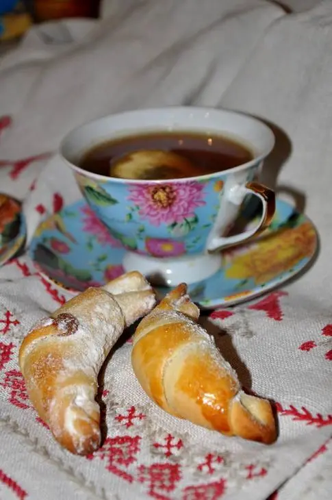 Рогалики со сгущенкой и орехами: шаг 10