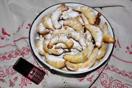 Рогалики со сгущенкой и орехами: шаг 13
