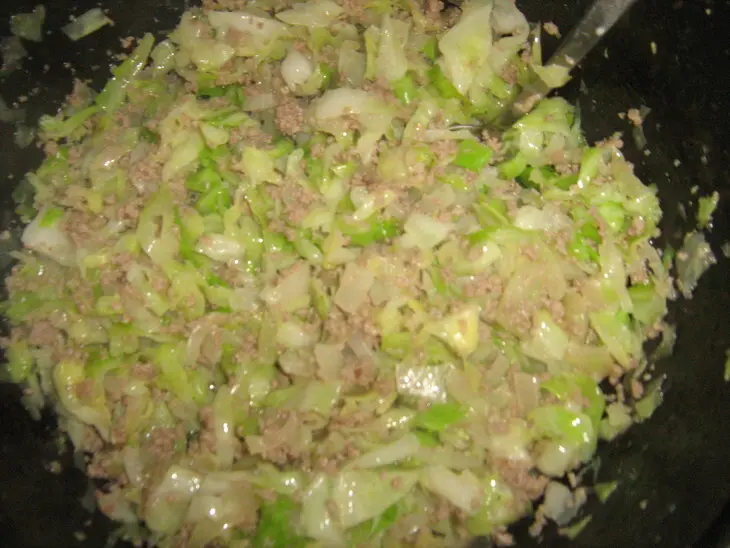 Паровые булочки с мясом и капустой.: шаг 3