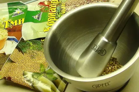 Гриссини из ржаной муки. хлебные палочки с жареным луком и тмином.: шаг 1