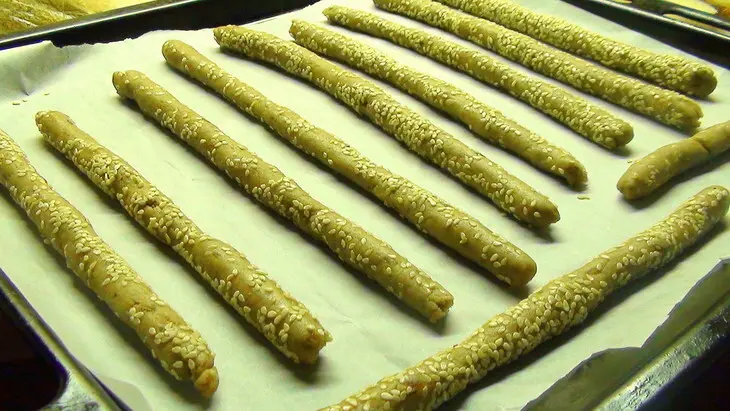 Гриссини из ржаной муки. хлебные палочки с жареным луком и тмином.: шаг 2