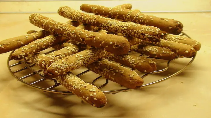 Гриссини из ржаной муки. хлебные палочки с жареным луком и тмином.: шаг 3