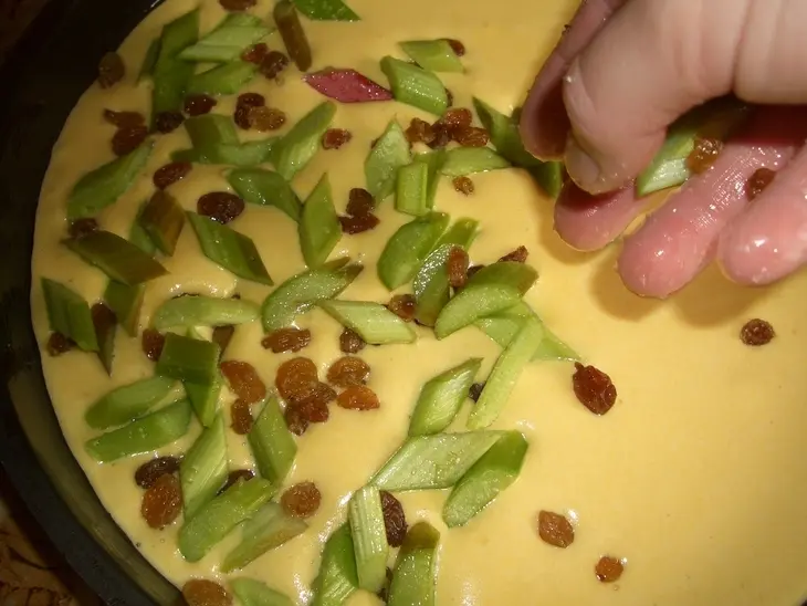 Кукурузный бисквит с ревенем и изюмом: шаг 3