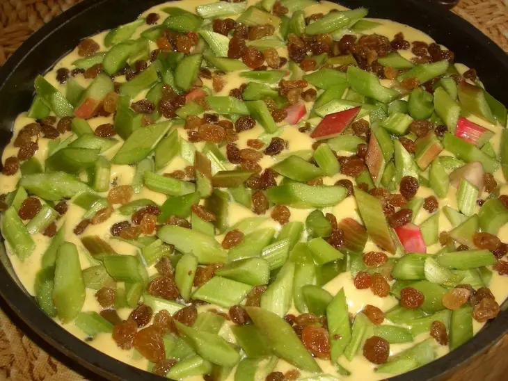 Кукурузный бисквит с ревенем и изюмом: шаг 4
