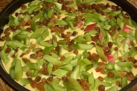 Кукурузный бисквит с ревенем и изюмом: шаг 4