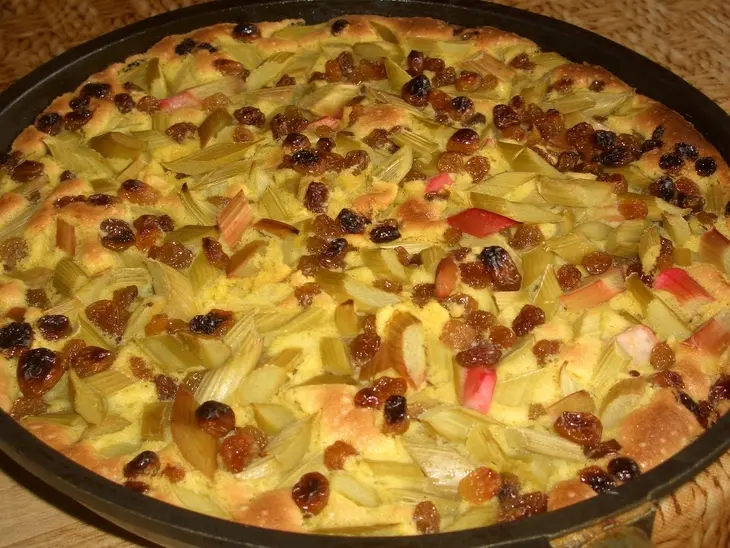 Кукурузный бисквит с ревенем и изюмом: шаг 5