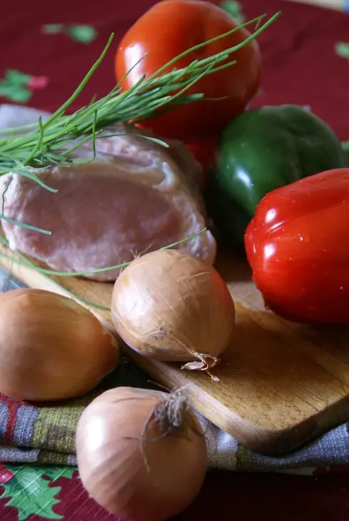 Пёркёльт из свинины с клецками  (галушками): шаг 1