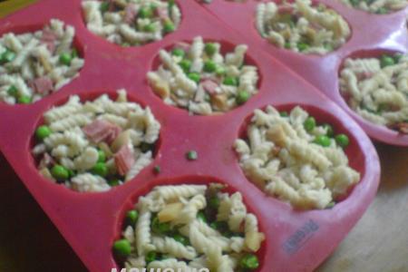 Макаронные маффины с салями и зелёным горошком: шаг 5