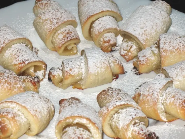 Корзинки из творожного теста с клубникой под шапочкой безе: шаг 7
