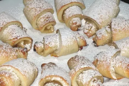 Корзинки из творожного теста с клубникой под шапочкой безе: шаг 7
