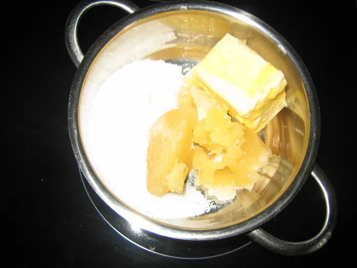 Медовые кексики с цукатами и орехами: шаг 1