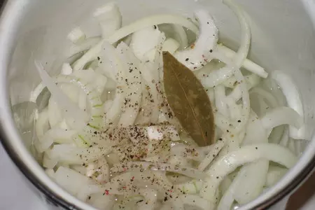 Кальмары с маринованным луком: шаг 2