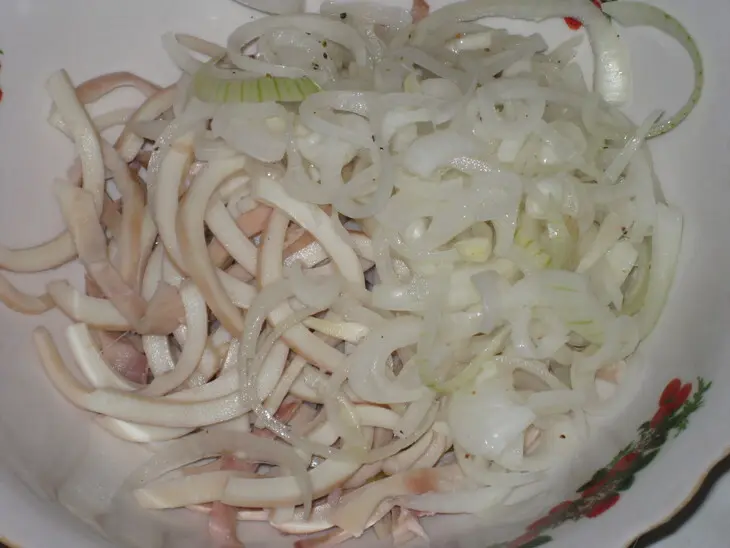 Кальмары с маринованным луком: шаг 4