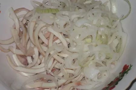 Кальмары с маринованным луком: шаг 4