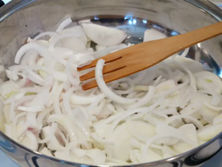 Слоеный пирог с начинкой из лука, плавленных сырков и яиц (+бонус): шаг 2