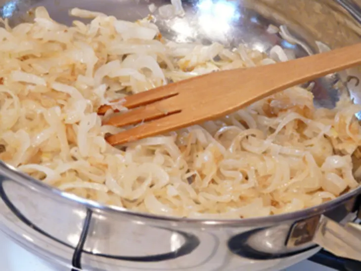 Слоеный пирог с начинкой из лука, плавленных сырков и яиц (+бонус): шаг 3
